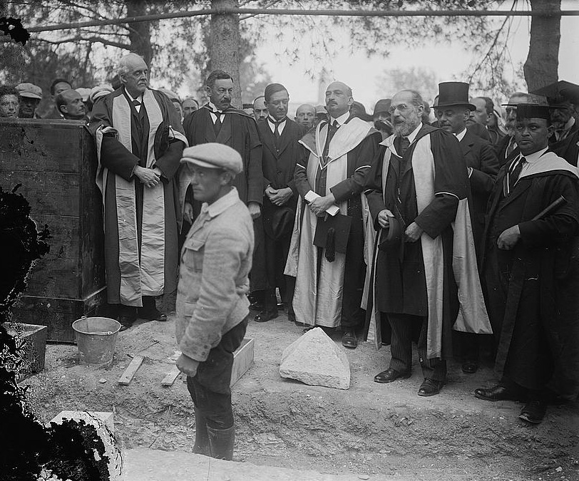 Лорд Бальфуор (слева) на открытии еврейского университета в Иерусалиме. 1925